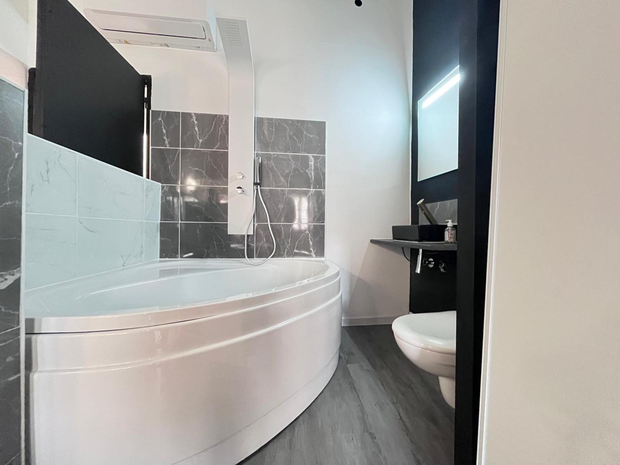Charmant Studio Baignoire Narbonne Exterior photo